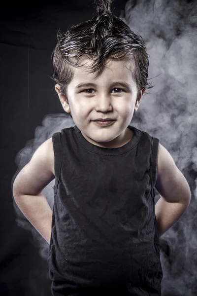 Retrato criança roqueiro vestido e expressões engraçadas crista — Fotografia de Stock