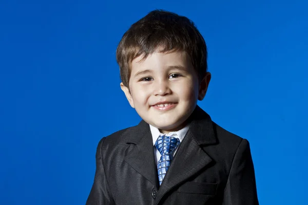 Éxito, lindo retrato de niño sobre fondo de croma azul — Foto de Stock