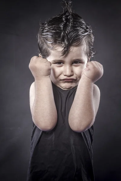 Rockstar, vestido de niño rockero y expresiones divertidas crestadas —  Fotos de Stock