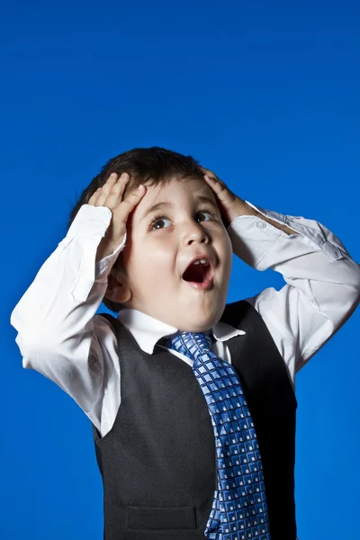 Ocupação, bonito menino pequeno retrato sobre azul croma fundo — Fotografia de Stock