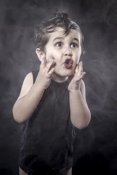 Cantor, vestido de niño rockero y expresiones divertidas crestadas — Foto de Stock