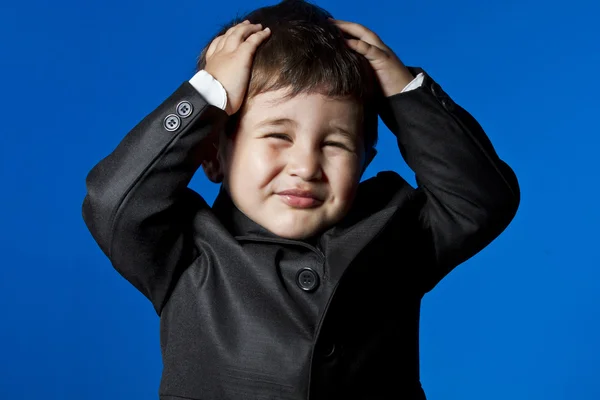 Portrait de garçon professionnel et mignon sur fond bleu chromé — Photo