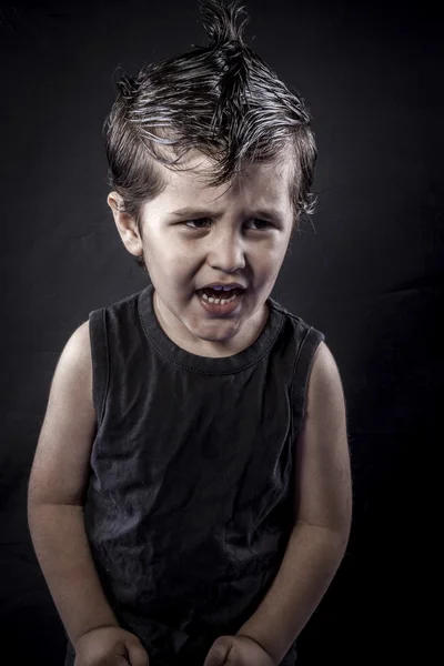 Öfke, çocuk rockçı elbisesi ve komik ifadeler. — Stok fotoğraf