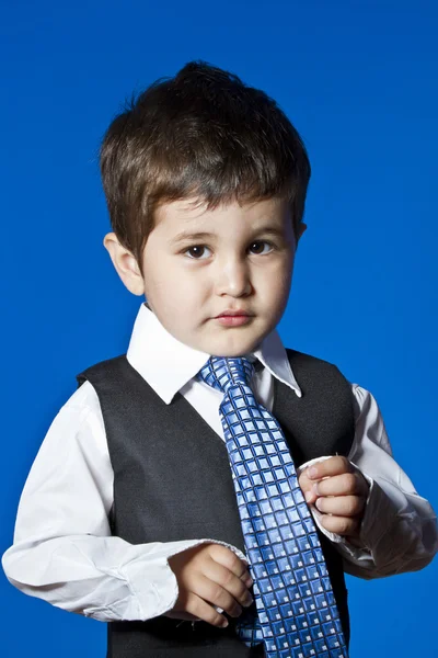 Kravat, mavi renk arka plan üzerinde şirin küçük çocuk portresi — Stok fotoğraf