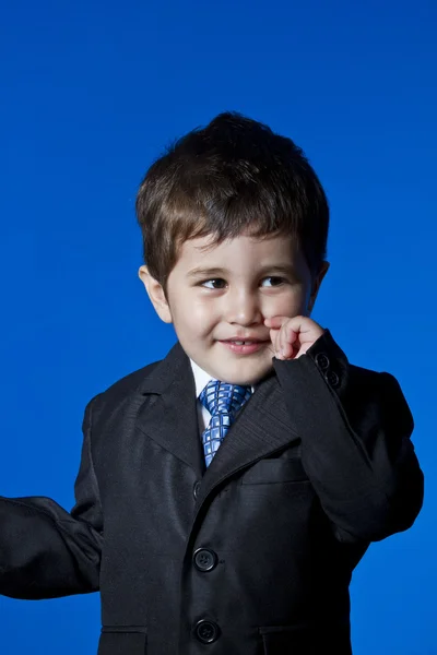 Dziecko, biznesmen chłopiec trochę zaskoczony, ładny portret nad c niebieski — Zdjęcie stockowe