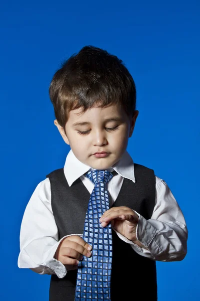 Succes, schattige kleine jongen portret over blauwe chroma achtergrond — Stockfoto