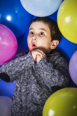 doğum günü, bir partide balonlar çevrili çocuk