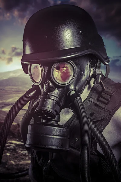 Apokalyps, kärnkraftsolyckan, mannen med gasmask, skydd — Stockfoto