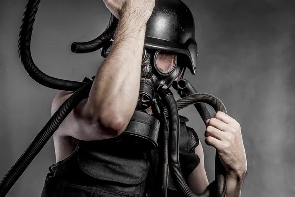 Strålning, kärnkraftsolyckan, mannen med gasmask, skydd — Stockfoto