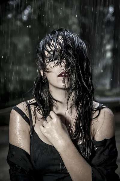 Genç ve güzel kadın bir saray Park sonbahar yağmur altında — Stok fotoğraf