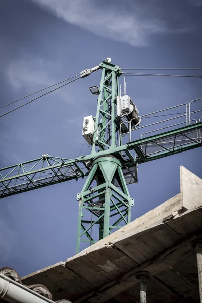 Průmyslový jeřáb ve výstavbě, stroj — Stock fotografie