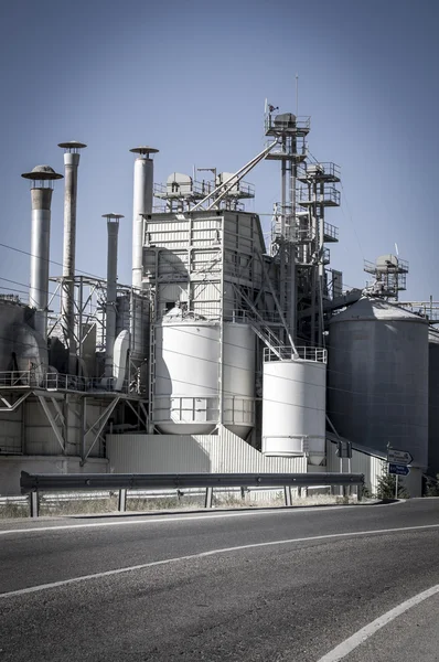 Industriële pijpleidingen en torens, zware industrie overzicht — Stockfoto