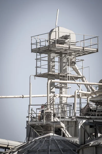 Macht raffinaderij, pijpleidingen en torens, zware industrie overzicht — Stockfoto