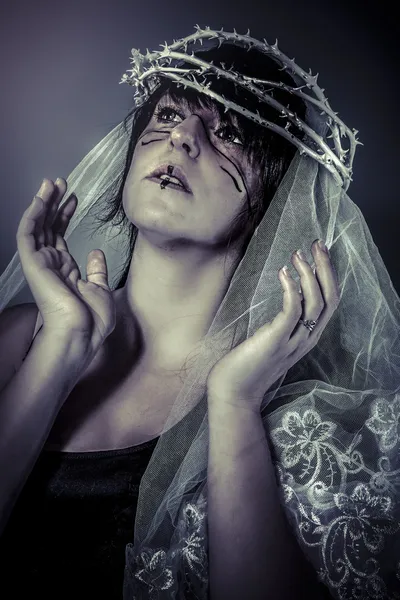 Geloof concept, vrouw gekleed in witte sluier en kroon van doornen — Stockfoto