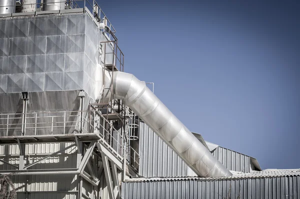 Vervuiling raffinaderij, pijpleidingen en torens, zware industrie overvie — Stockfoto