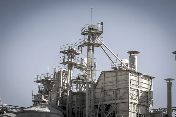 Refinería de calentamiento, tuberías y torres, visión general de la industria pesada — Foto de Stock