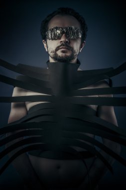 adam siyah şekillerle