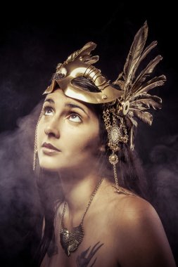 Altın maske ve parlak kirpikleri model portresi.