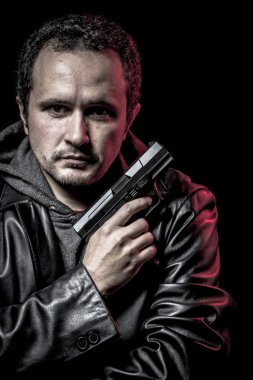 soygun, hırsız, siyah deri ceket, tehlikeli silahlı adamla
