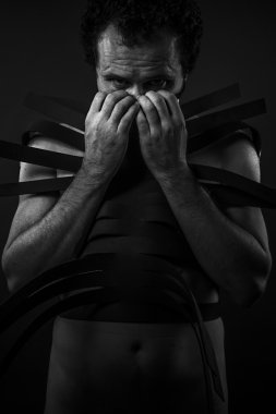 adam siyah şekillerle