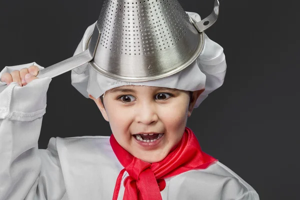 Liten pojke laga hälsosam mat på kök — Stockfoto