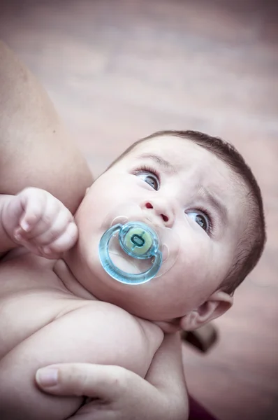 New born baby curled up sleeping on a blanket — Stock Photo, Image