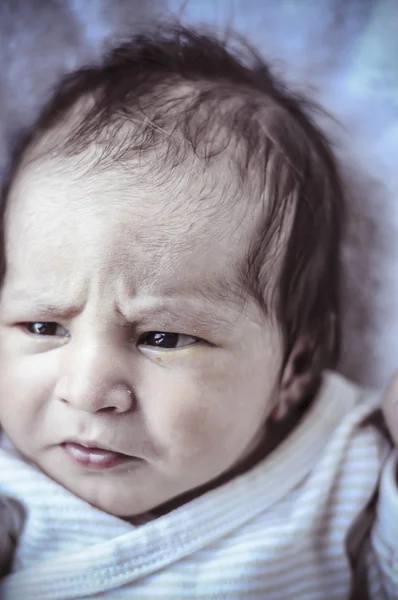 Vie, bébé nouveau-né recroquevillé dormant sur une couverture — Photo