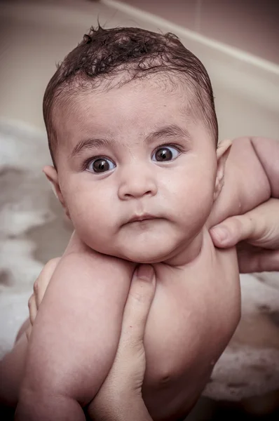 Μπάνιο, νεογέννητο μωρό μέχρι τα κατσαρά αντίδια στον ύπνο σε μια κουβέρτα — Φωτογραφία Αρχείου