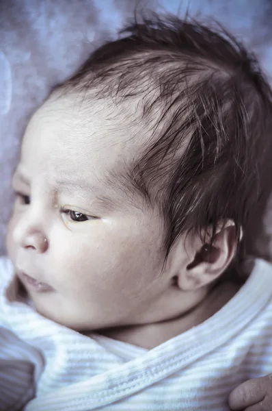 Mentira, bebé recién nacido acurrucado durmiendo en una manta —  Fotos de Stock