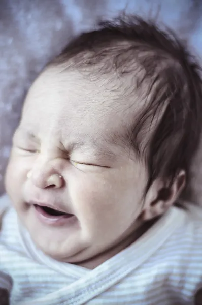 Sova, nyfödda baby uppkrupen sova på en filt — Stockfoto