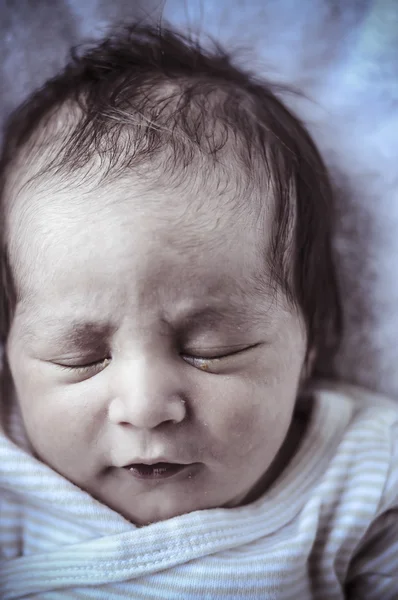 Schattig, pasgeboren baby opgerold slapen op een deken — Stockfoto