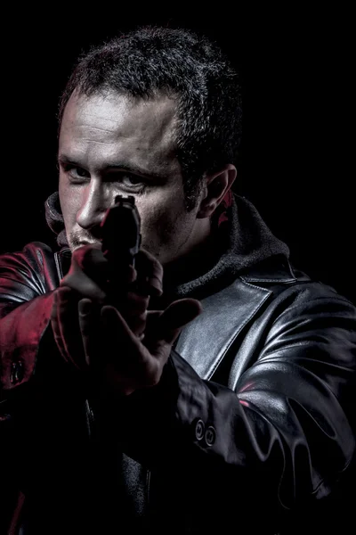 Sicurezza, ladro, uomo armato con giacca di pelle nera, pericoloso — Foto Stock