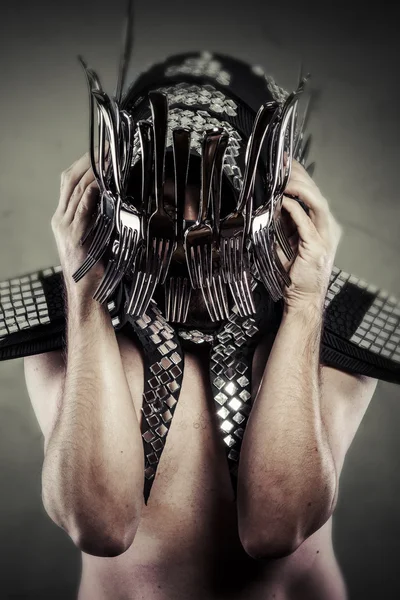 Man in helm gemaakt van vorken — Stockfoto