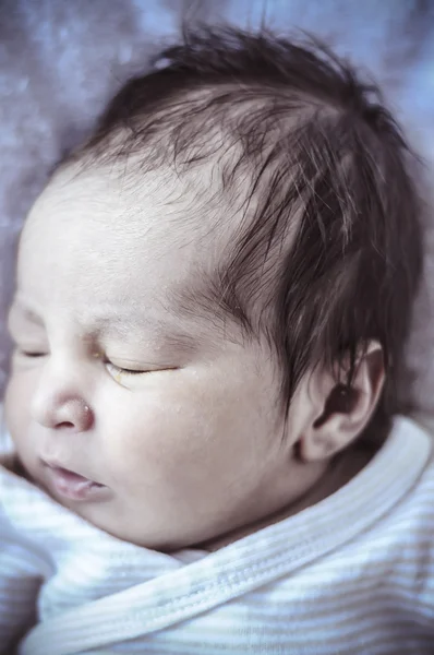 Schlaf, neugeborenes baby zusammengerollt schlafend auf einer decke — Stockfoto