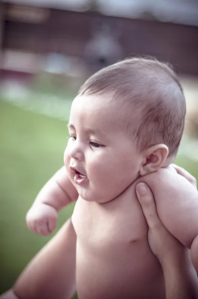 Park, nyfödda baby uppkrupen sova på en filt — Stockfoto