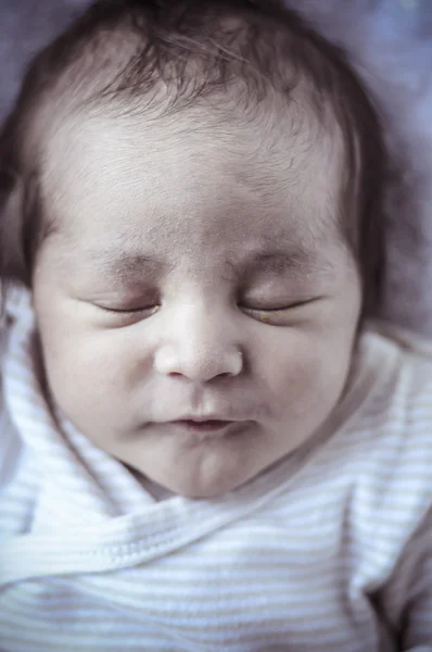 Bambino appena nato rannicchiato che dorme su una coperta — Foto Stock
