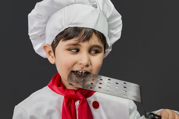 Petit garçon préparant des aliments sains sur la cuisine — Photo