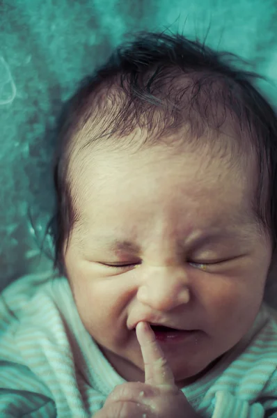 Finger, nyfödda fredligt sovande, bild av en baby uppkrupen — Stockfoto