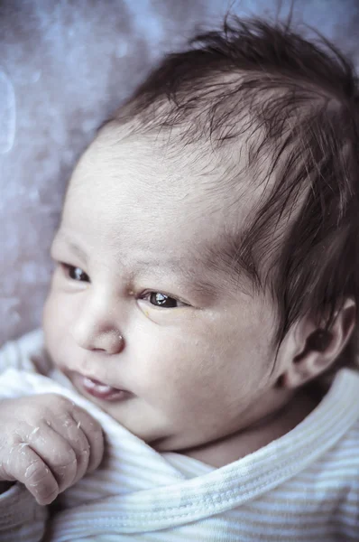 New born baby curled up sleeping on a blanket — Stock Photo, Image