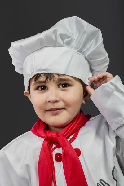 Petit garçon préparant des aliments sains sur la cuisine — Photo