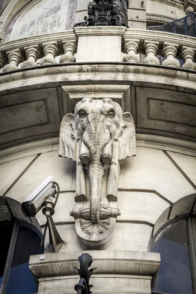 Elefant, gargoyles, bilden av staden madrid — Stockfoto