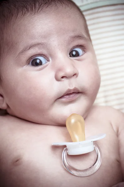 Ciuccio, neonato rannicchiato che dorme su una coperta — Foto Stock