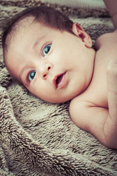 Šťastný, odpočívající, novorozenec obrázek dítěte stočený — Stock fotografie
