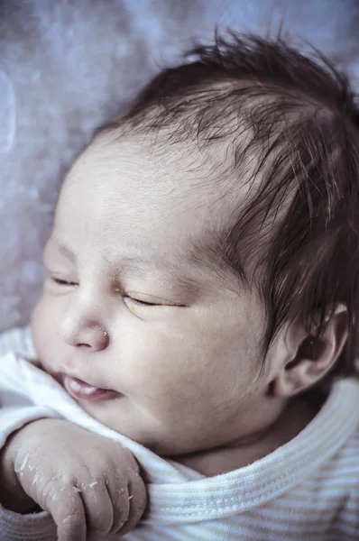 Yeni doğan bebek battaniye üzerinde uyku kıvrılmış — Stok fotoğraf