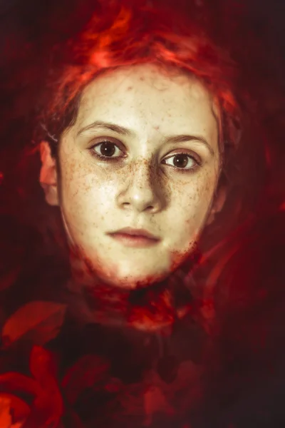 Sangre, mujer joven ahogada en una representación poética. arte de fantasía —  Fotos de Stock