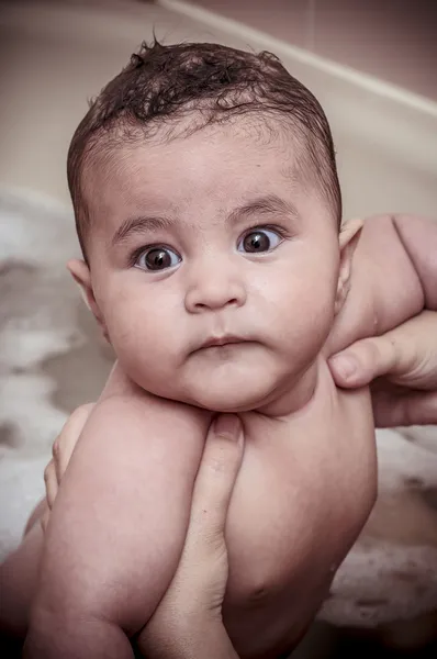목욕, 새로 태어난된 아기는 담요에 웅크리고 — 스톡 사진