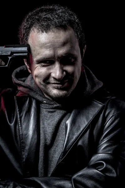 Risco, ladrão, homem armado com casaco de couro preto, perigoso — Fotografia de Stock