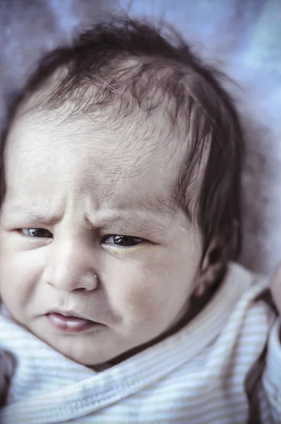 New born baby curled up sleeping on a blanket — Stock Photo, Image