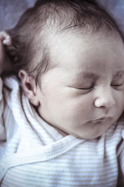 Nowo narodzone dziecko zwinięty w kłębek śpi na koc — Zdjęcie stockowe