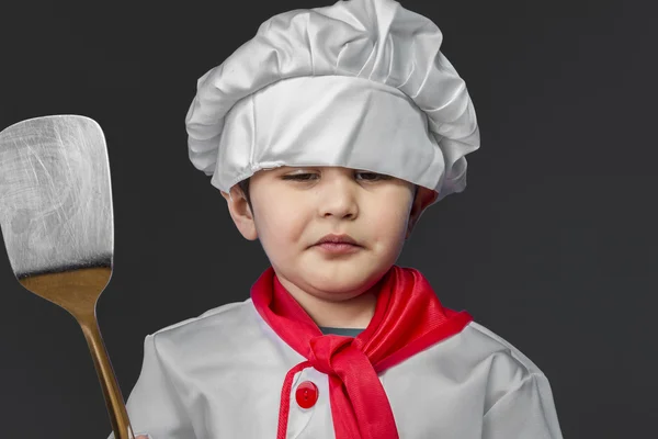 Niño pequeño preparando comida saludable — Foto de Stock